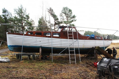 Båten var ursprungligen öppen, en Kronan "roddbåt" på 10,5 m för militärt bruk